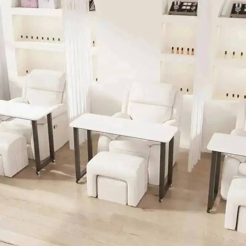طاولات أظافر عصرية بتصميم أنيق - مراجعة Makeup Beauty Lounge وسعره