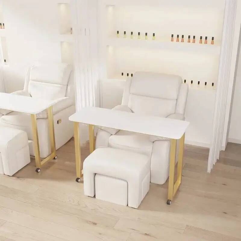 طاولات أظافر عصرية بتصميم أنيق - مراجعة Makeup Beauty Lounge وسعره
