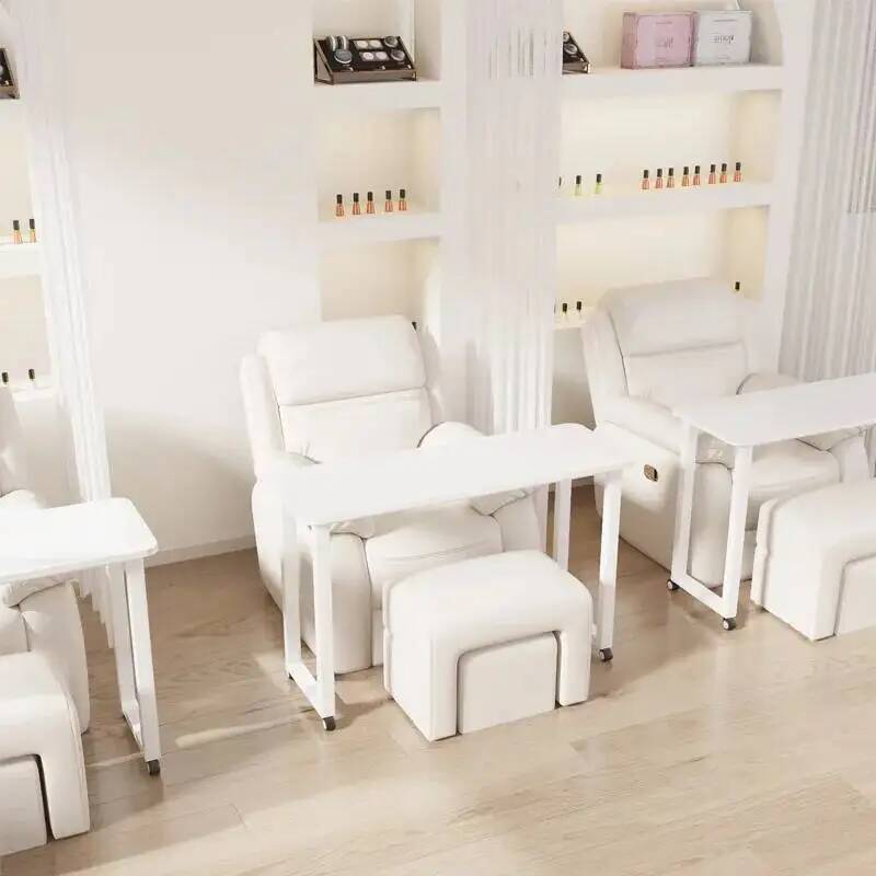 طاولات أظافر عصرية بتصميم أنيق - مراجعة Makeup Beauty Lounge وسعره
